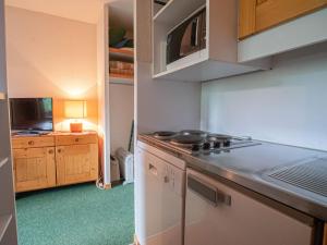 Appartement Valmorel, 2 pièces, 4 personnes - FR-1-356-272にあるキッチンまたは簡易キッチン