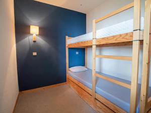 ヴァルモレルにあるAppartement Valmorel, 2 pièces, 4 personnes - FR-1-356-272の二段ベッド2組、ランプが備わる二段ベッドルーム1室です。