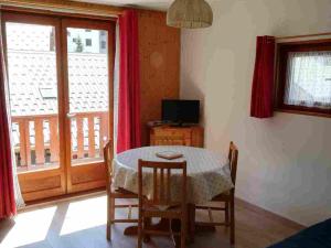 a dining room with a table and a window at Studio Valloire, 1 pièce, 5 personnes - FR-1-263-449 in Valloire