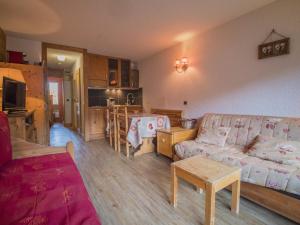 Appartement Valmorel, 2 pièces, 4 personnes - FR-1-356-292にあるシーティングエリア