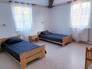 的住宿－Gîte Valcourt, 5 pièces, 11 personnes - FR-1-611-13，一间卧室设有两张床和两个窗户。