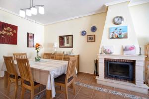 comedor con mesa y chimenea en Casa Adela, en Chiclana de la Frontera