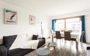 ein Wohnzimmer mit Sofa und Tisch in der Unterkunft DRYADES SAINT GERVAIS in Saint-Gervais-les-Bains