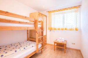 Posteľ alebo postele v izbe v ubytovaní Bnb Lettnerhof Terrace Family Suite