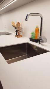 - un évier de cuisine avec un robinet sur un comptoir dans l'établissement Maison de ville Forum Julii, à Fréjus