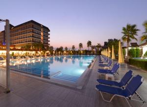 una gran piscina con tumbonas y un edificio en Eftalia Aqua Resort, en Konaklı