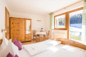 A bed or beds in a room at Lettnerhof Bnb Wohnung 3