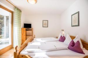 A bed or beds in a room at Lettnerhof Bnb Wohnung 3
