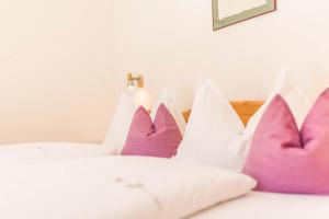 A bed or beds in a room at Lettnerhof Bnb Wohnung 3