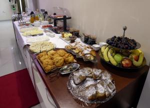 ein Buffet mit vielen verschiedenen Speisen auf dem Tisch in der Unterkunft Christi's Hotel Borova in Korçë
