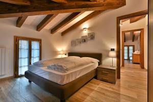 1 dormitorio con 1 cama grande y espejo en Agriturismo Al Lambic, en Tignale