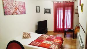 1 dormitorio con cama y ventana roja en Apartament Rural Vilaplana, en Vilaplana