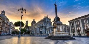 un gran edificio con una estatua delante de él en A 2 Passi da Stesicoro Suite Catania, en Catania