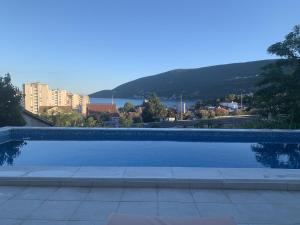 una piscina con vistas al agua en Al Mare, en Igalo