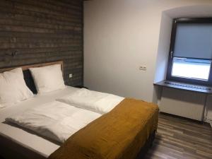 1 dormitorio con 1 cama grande y ventana en Aparthaus-Kiebitz, en Rennweg