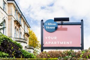 un panneau pour une maison de cours devant un bâtiment dans l'établissement Your Apartment I Clifton House, à Bristol