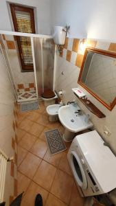 La salle de bains est pourvue de 2 toilettes, d'un lavabo et d'un miroir. dans l'établissement Maison Suras, à Palombara Sabina