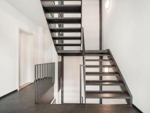 エアフルトにあるLimehome Erfurt Bürgermeister-Wagner-Straßeの白壁の部屋の鋼階段