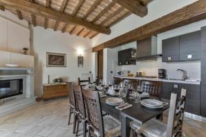 cocina y comedor con mesa y sillas en Villa Le Croci Firenze, en Bovecchio