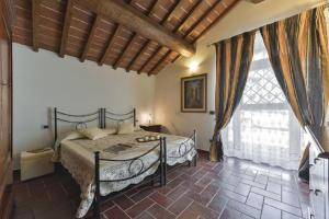 1 dormitorio con 2 camas y ventana grande en Villa Le Croci Firenze, en Bovecchio