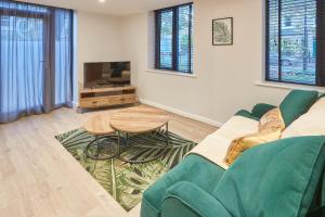 een woonkamer met een bank, een tafel en een tv bij Host & Stay - Fern in York