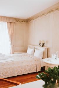 A bed or beds in a room at Villa Toscana Warszawa