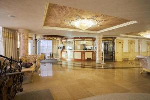 Großes Zimmer mit einer Lobby mit einem Kronleuchter in der Unterkunft Amici Grand Hotel in Krasnodar