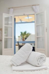 een paar handdoeken bovenop een bed bij Niriides Boutique Apartments in Koufonisia