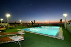 uma grande piscina no topo de um edifício em Hotel Villa Luca em Chianciano Terme