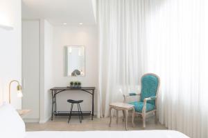 1 dormitorio con escritorio, 2 sillas y mesa en TLV Center by TLV2RENT, en Tel Aviv