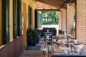 Agriturismo ai Due Leoni餐厅或其他用餐的地方