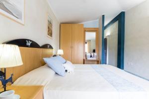 Postel nebo postele na pokoji v ubytování Hotel Villa del Mare Solanas