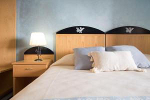 Postel nebo postele na pokoji v ubytování Hotel Villa del Mare Solanas