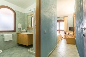 A bathroom at Hotel Villa del Mare Solanas