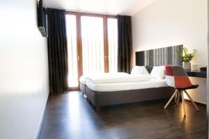 Rúm í herbergi á Motel Z - self checkin