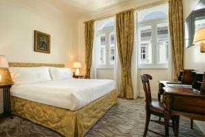 Tempat tidur dalam kamar di Grand Hotel Duchi d'Aosta