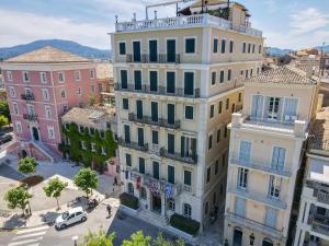 una vista aérea de un edificio en una ciudad en Cavalieri Hotel, en Corfú