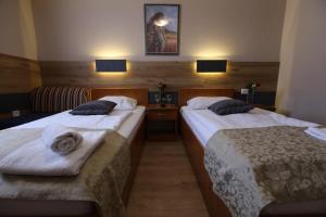 A bed or beds in a room at Hotel Zagi