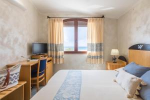 Postel nebo postele na pokoji v ubytování Hotel Villa del Mare Solanas