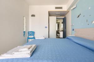 Postel nebo postele na pokoji v ubytování Maresidence - il Residence sul mare a Torre Pali + 21 fotografií