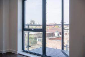 Habitación con 3 ventanas con vistas a la ciudad en Icona en York