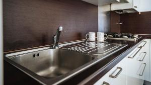 Il comprend une cuisine équipée d'un évier en acier inoxydable et d'une cuisinière. dans l'établissement Viale Hambury 51, à Alassio 44 autres photos