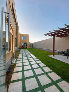 a walkway in a yard next to a building at Al-Mona Resort شاليه المنى الخبر in Al Khobar