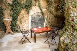 Gallery image of B&B Bacchus Grotto with only 1 suite 45m2, plunge pool & Jardin privé in Cairanne