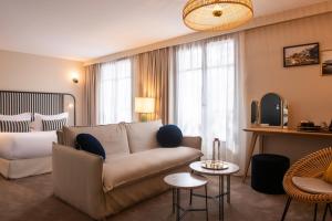 Uma área de estar em Le Celtique & Spa