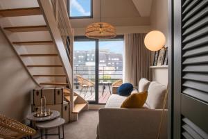 Uma área de estar em Le Celtique & Spa