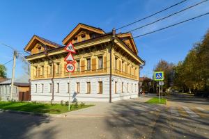 a large wooden building on the corner of a street at Ilinka Hotel in Vladimir
