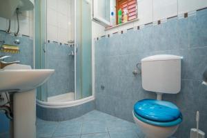 Apartments Longo في سوبيتار: حمام مع مرحاض ومغسلة