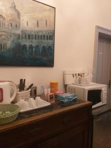 Il comprend une cuisine équipée d'un four micro-ondes et d'un comptoir. dans l'établissement Locazione Turistica Corte Vecchia, à Venise
