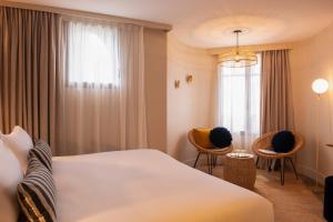 Cama ou camas em um quarto em Le Celtique & Spa